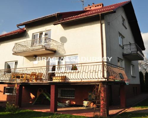 Zdjęcia należą do właściciela oferty.  
 
Zielonki koło Krakowa.  

 Do sprzedania  zakład  produkcyjny II kondygnacyjny o łącz