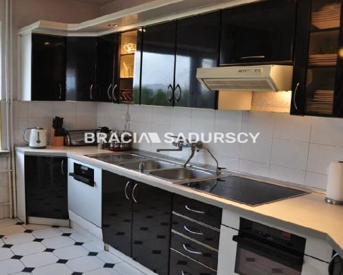 Zdjęcia należą do właściciela oferty.  
 
Zielonki koło Krakowa.  

 Do sprzedania  zakład  produkcyjny II kondygnacyjny o łącz