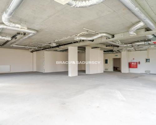 Lokal parterowy / duże witryny / miejsca postojowe