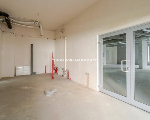 Lokal parterowy / duże witryny / miejsca postojowe