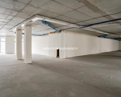 Lokal usługowy w stanie deweloperskim -706 m