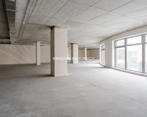 Lokal usługowy w stanie deweloperskim -706 m