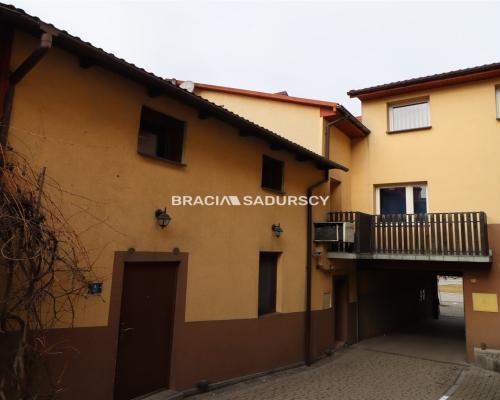 Dochodowa kamienica na Rynku w Miechowie - lokale handlowo-usługowe, wysoka stopa zwrotu    

 Na sprzedaż oferujemy  nieruchom