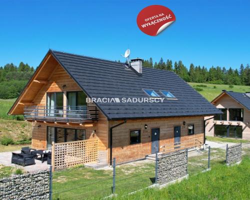 Dwa drewniane domy z czterema lokalami