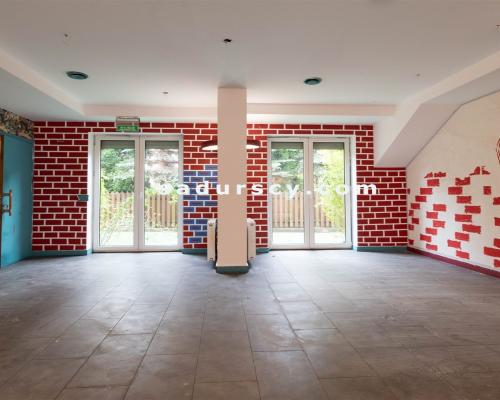 Piękny lokal użytkowy   106m 2  z małym ogr&oacute;dkiem,   na parterze   w Piasecznie / Nowej Iwicznej, z trzema własnymi miej