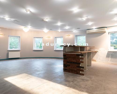 Piękny lokal użytkowy   106m 2  z małym ogr&oacute;dkiem,   na parterze   w Piasecznie / Nowej Iwicznej, z trzema własnymi miej