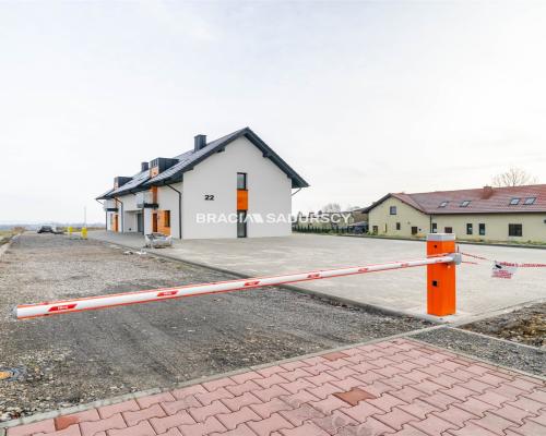 Lokal z witryną i parkingiem w sercu Skały