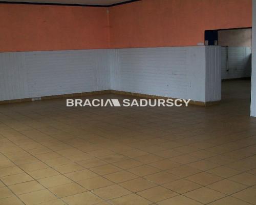 *Zdjęcia należą do właściciela oferty.   
  
Nowy Targ. Do wynajęcia budynek trzy poziomowy o pow. 2300m2 + piwnice leżący na 6