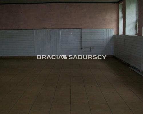 *Zdjęcia należą do właściciela oferty.   
  
Nowy Targ. Do wynajęcia budynek trzy poziomowy o pow. 2300m2 + piwnice leżący na 6