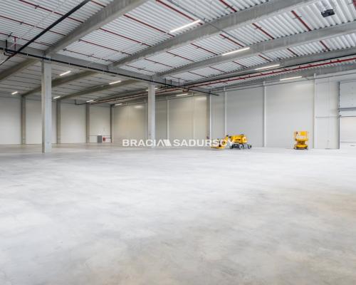 Nowoczesna hala wysokiego składowania z dokami