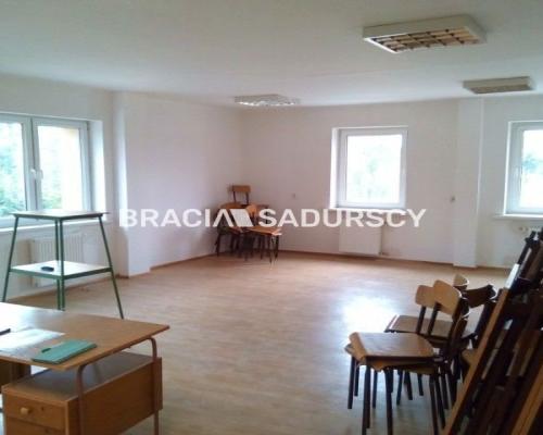 *Zdjęcia należą do właściciela oferty.   
 
Oferujemy do wynajęcia biura w budynku w ok. ul. Ujastek w Krakowie.  

   

  Pomi