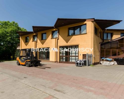 Do wynajęcia budynek biurowy  leżący na Krowodrzy w Krakowie . 
 
Nieruchomość znajduje się bezpośrednio przy gł&oacute;wnej ul