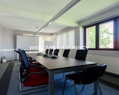 Do wynajęcia budynek biurowy  leżący na Krowodrzy w Krakowie . 
 
Nieruchomość znajduje się bezpośrednio przy gł&oacute;wnej ul