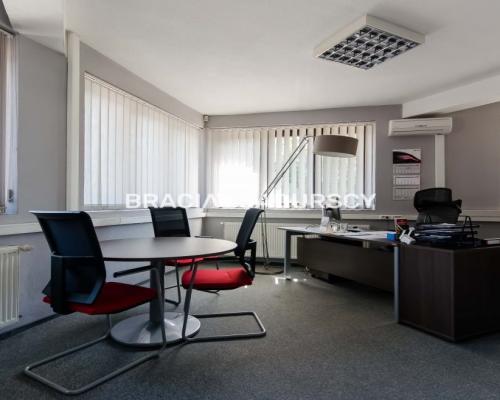 Do wynajęcia powierzchnia biurowa w wolnostojącym budynku na Krowodrzy w Krakowie . 
 
Nieruchomość znajduje się bezpośrednio p