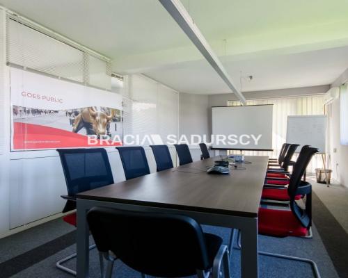 Do wynajęcia powierzchnia biurowa w wolnostojącym budynku na Krowodrzy w Krakowie . 
 
Nieruchomość znajduje się bezpośrednio p