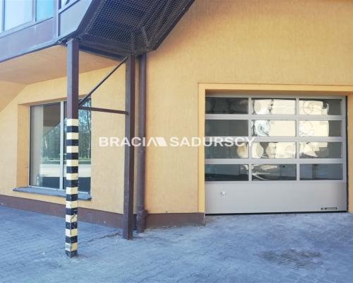 Do wynajęcia powierzchnia biurowa w wolnostojącym budynku na Krowodrzy w Krakowie . 
 
Nieruchomość znajduje się bezpośrednio p