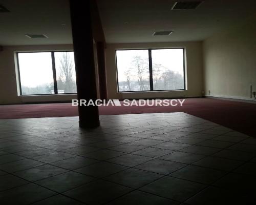 *Zdjęcia należą do właściciela oferty.  
 
Polecamy do wynajęcia lokal o powierzchni 265 m2, usytuowany na I piętrze budynku pr