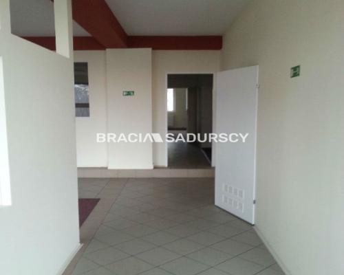 *Zdjęcia należą do właściciela oferty.  
 
Polecamy do wynajęcia lokal o powierzchni 265 m2, usytuowany na I piętrze budynku pr