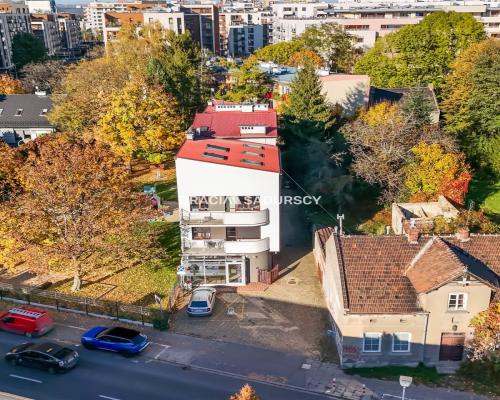 Lokal mieszkalno-usługowy w centrum.