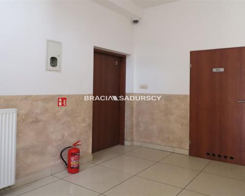 Tarnów, Stare Miasto, ul. Rybna/Wałowa. Lokal biurowo-usługowy o pow. 52,21 m 2 .  

 Lokal na 2 piętrze, narożny w ścisłym cen