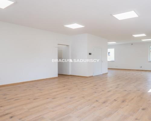 Lokal usługowy z miejscami parkingowymi