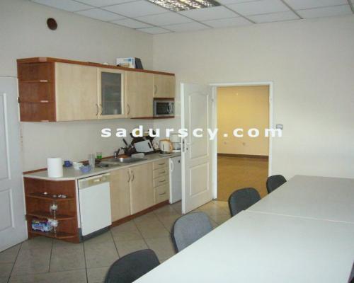 Budynek usługowo-biurowy 850m2 z własnym parkingiem w Górze Kalwarii.    
 
Duża powierzchnia biurowa z ewentualną powierzchnią