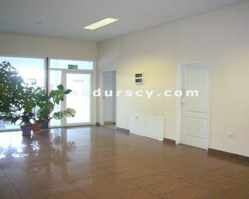 Budynek usługowo-biurowy 850m2 z własnym parkingiem w Górze Kalwarii.    
 
Duża powierzchnia biurowa z ewentualną powierzchnią