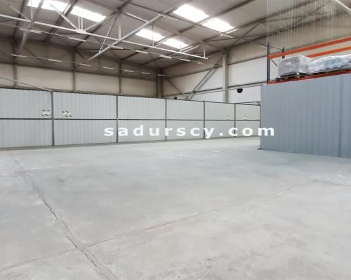 Hala magazynowa 275m 2  bez filarów w Piasecznie, z wjazdem z poziomu 0.   
 
Hala murowana, ogrzewana, ocieplona wełną mineral