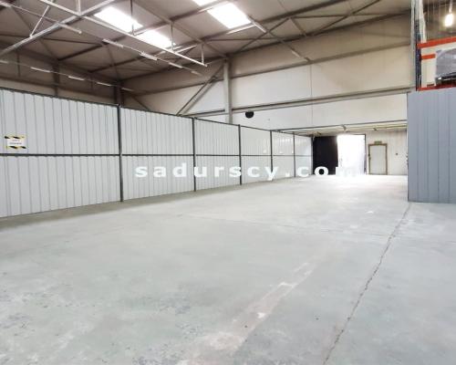 Hala magazynowa 275m 2  bez filarów w Piasecznie, z wjazdem z poziomu 0.   
 
Hala murowana, ogrzewana, ocieplona wełną mineral