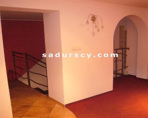 Doskonale położony obok stacji metra lokal biurowy na Mokotowie. 12 pomieszczeń biurowych, serwerownia,  okablowanie, zaplecze