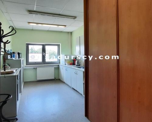 Biuro 60m2 z klimatyzacją, na pierwszym piętrze w Piasecznie, okolice J&oacute;zefosławia.     
 
  Trzy pokoje biurowe z oknam