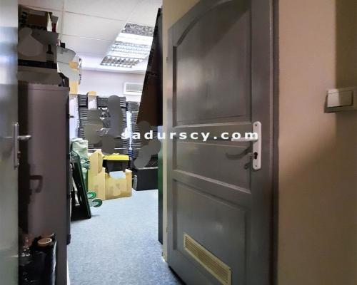 Biuro 60m2 z klimatyzacją, na pierwszym piętrze w Piasecznie, okolice J&oacute;zefosławia.     
 
  Trzy pokoje biurowe z oknam