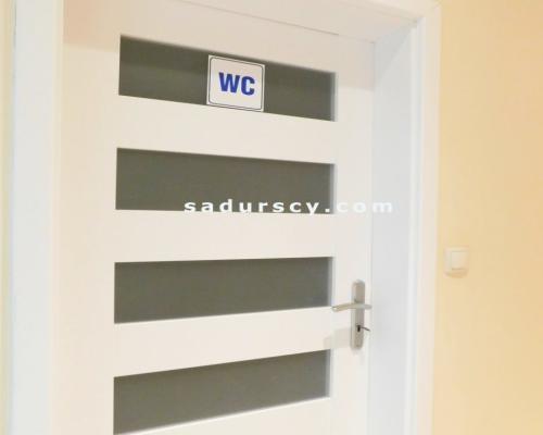 Biuro 60m2 z klimatyzacją, na pierwszym piętrze w Piasecznie, okolice J&oacute;zefosławia.     
 
  Trzy pokoje biurowe z oknam