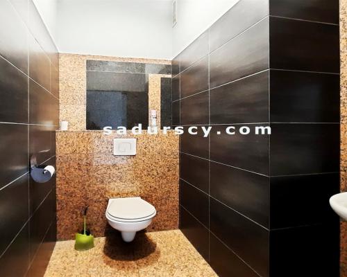 Biuro ok. 112,44m2 w Piasecznie, okolica Józefosławia, z klimatyzacją, monitoringiem, przeszkleniem, parkingiem.   

  Dwie kon