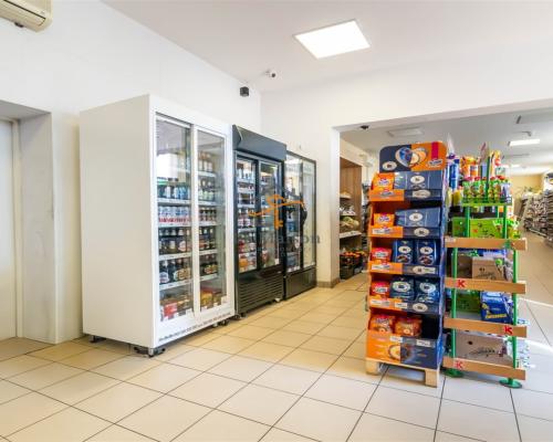 Lokal frontowy do wynajęcia. Dowolna działalność.