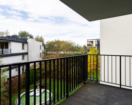 Nowoczesny jasny apartament w otoczeniu zieleni