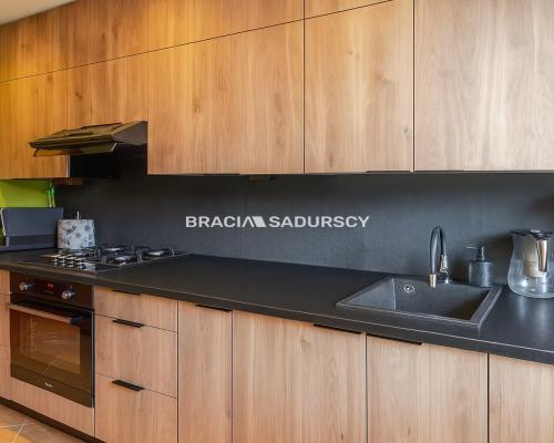 Zapraszam na prezentację 2-pokojowego mieszkania o pow. 52,88 m&sup2; na Osiedlu Kolorowym w Nowej Hucie.   

  To naprawdę wyj