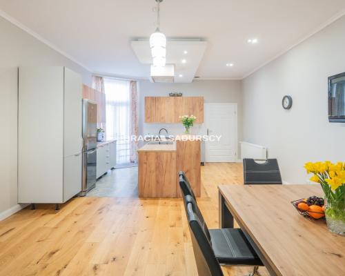 Duże mieszkanie w kamienicy w centrum, po remoncie