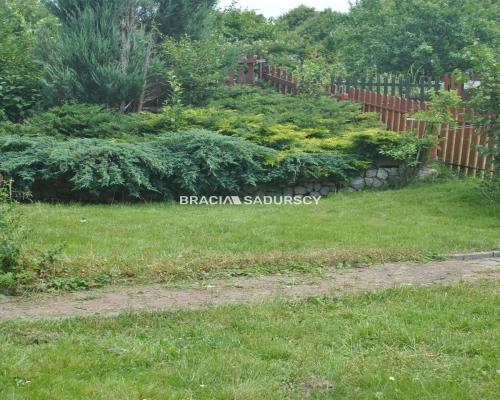 Działka ROD zabudowana budynkiem murowanym.