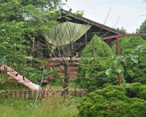 Działka ROD zabudowana budynkiem murowanym.