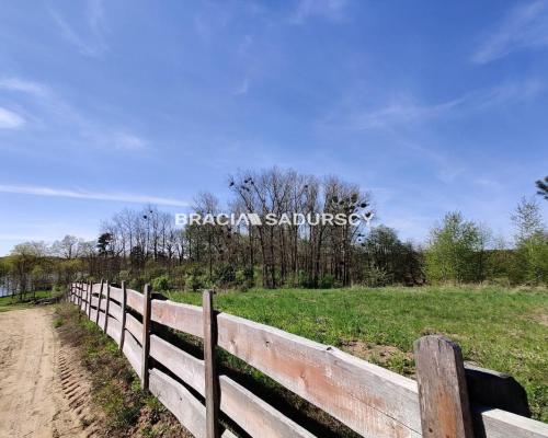 Wyjatkowa działka z własną linią brzegową jeziora.