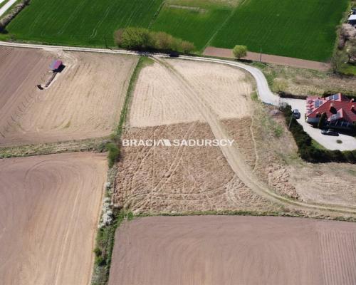 Wspaniała działka budowlana w Książniczkach 21,5a