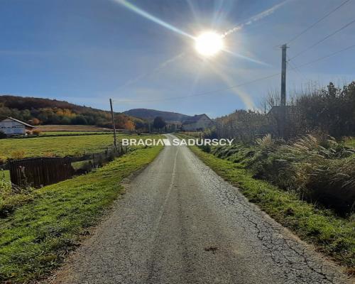 Działka położona jest we wsi Komorniki.