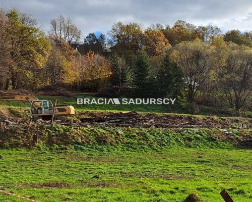 Działka pod usługi lub zabudowe jednorodzinną