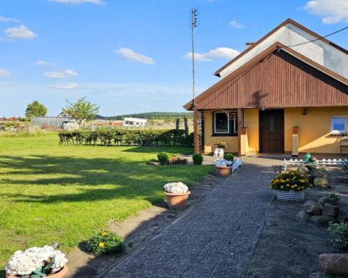 Dom wolnostojący, bud. gosp. i 2 działki