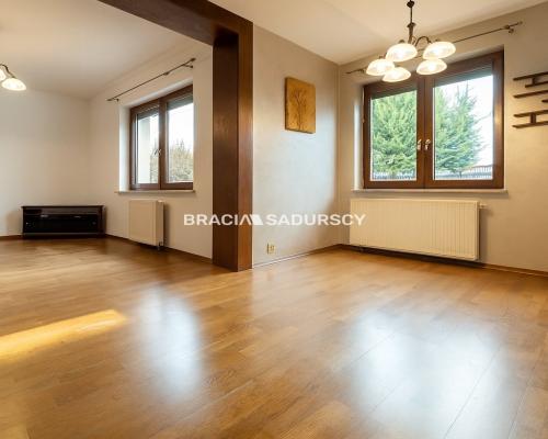 Dom na Woli Justowskiej, garaż na 2 samochody.