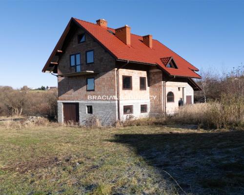 Dom  do własnej aranżacji na dużej działce.