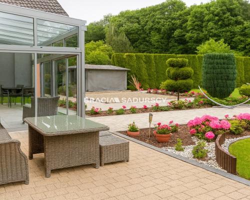 Dom w Wieliczce - wysoki standard - taras - ogród