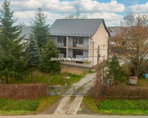 Na sprzedaż dom o powierzchni 220 m2, z 2 garażami