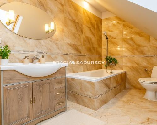 Dom wolnostojący wśród lasów i paru krajobrazowego